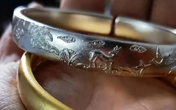 2 cháu đầy tháng, mẹ chồng tặng con tôi chiếc vòng bạc, con của chị dâu vòng vàng, 3 ngày sau một bất ngờ đến