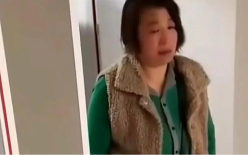 Hình ảnh đối lập đến chua xót ngoài phòng sinh: Mẹ chồng cười đợi cháu trai còn mẹ ruột lặng lẽ lau nước mắt