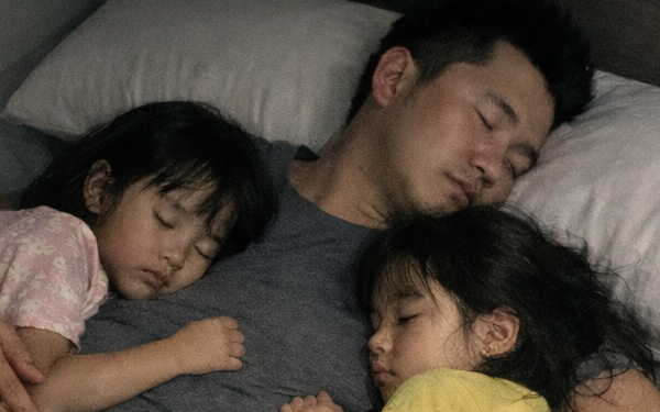 Kiểm tra camera ở nhà thấy chồng ôm 2 con gái ngủ say, cảnh tượng ở góc giường khiến vợ đỏ mặt