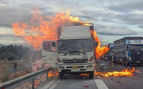 Xe tải bốc cháy dữ dội trên cao tốc, tài xế kịp dừng vào làn khẩn cấp thoát thân