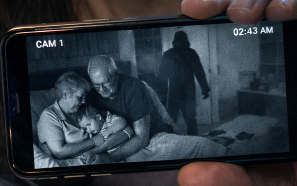 Đi du lịch gửi cháu cho ông bà, camera giám sát ghi lại cảnh tối muộn khiến tôi hoảng loạn bay về trong đêm