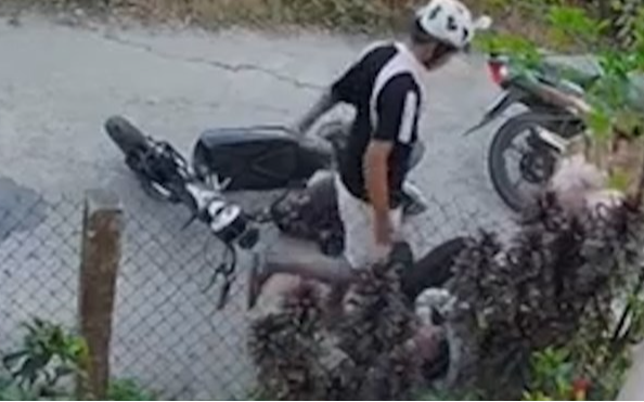 Clip ghi cảnh nam học sinh lớp 9 bị hành hung sau va chạm giao thông