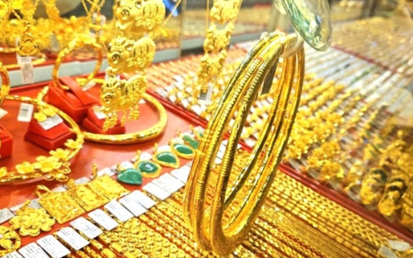 Giá vàng trong nước neo đỉnh dù giá thế giới lao dốc