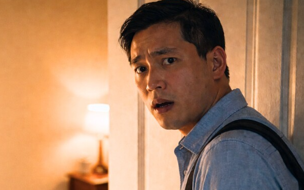 Đi công tác bí mật về sớm tạo bất ngờ, vợ nằm trên giường ngủ thấy tôi liền tái mặt kéo váy xuống