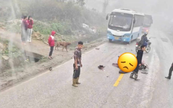 Mẹ địu con đi xe máy va chạm với xe khách, con 2 tuổi tử vong, mẹ bị thương