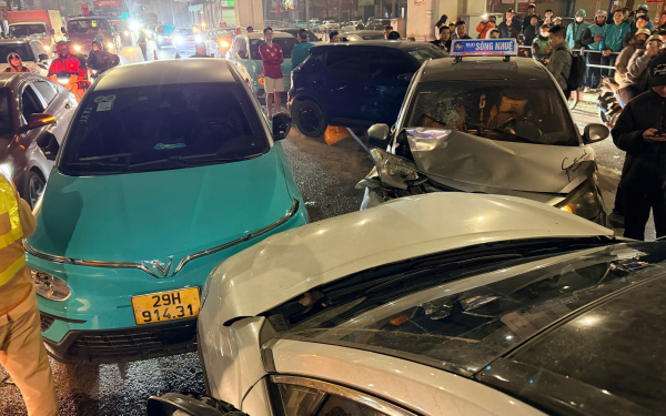 Hà Nội: Nữ tài xế ô tô đi ngược chiều gây tai nạn liên hoàn