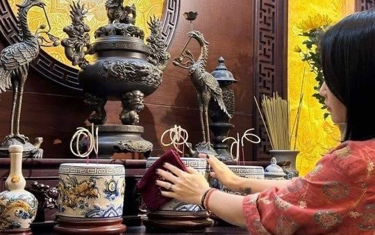 Bao sái ban thờ dịp Tết: Tự ý XÊ DỊCH BÁT HƯƠNG có phạm KIÊNG KỴ? Thượng tọa giải đáp chi tiết