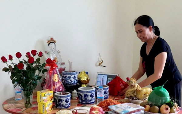 Chuyên gia phong thủy bật mí: Sau lễ cúng ông Công ông Táo, đây là 3 ngày ĐẸP NHẤT để rút tỉa chân nhang, bao sái bát hương