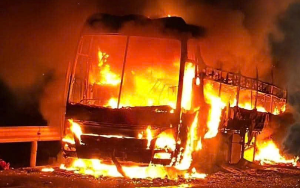Xe khách chở 34 người cháy ngùn ngụt trên quốc lộ