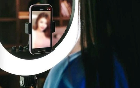 Nữ streamer 22 tuổi bị viêm phổi sau nửa năm dùng 1 loại mỹ phẩm vạn phụ nữ đang mê mệt