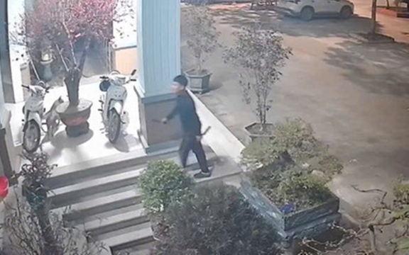 Tạm giữ nam thanh niên cầm dao xông vào trụ sở công an phường ở Bắc Ninh