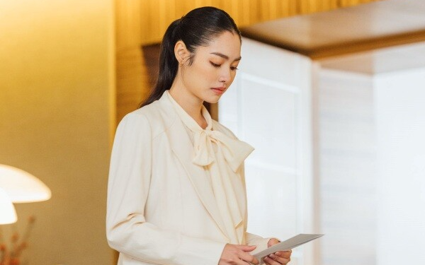 Dùng điện thoại chồng gửi mẹ chồng 5 triệu mừng Tết, bà chuyển lại 100 triệu kèm kèm tin nhắn khiến tôi sốc