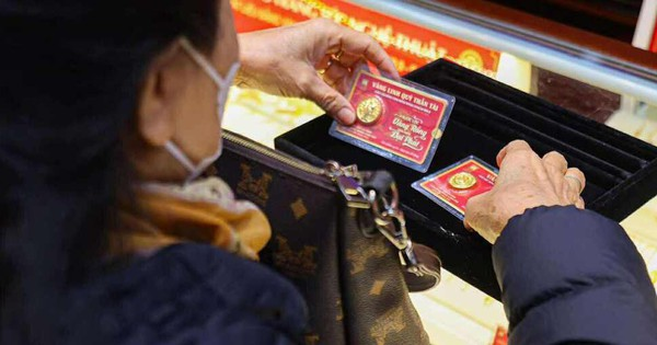 Giá vàng hôm nay 13/2: Lao dốc, mất ngưỡng 5.000 USD/ounce