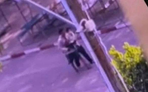 Chấn động vụ xông vào trường học khiến hiệu trưởng tu:vong, giữ 300 học sinh