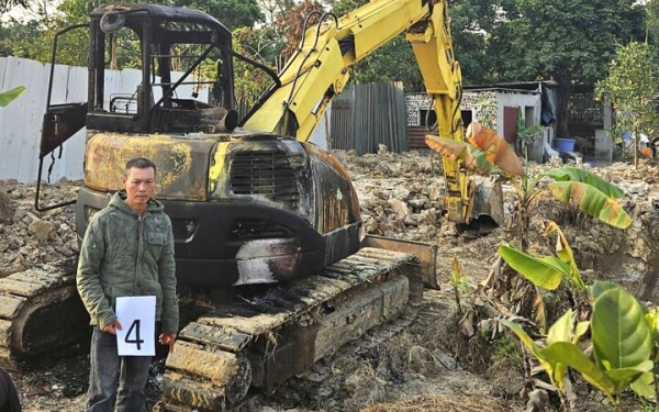 Mâu thuẫn trong làm ăn, người đàn ông mang xăng đốt máy xúc