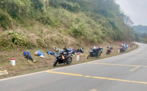 Người lao động ngủ gục bên đường sau khi chạy xe 400km về quê đón Tết: Bức ảnh gây tranh luận