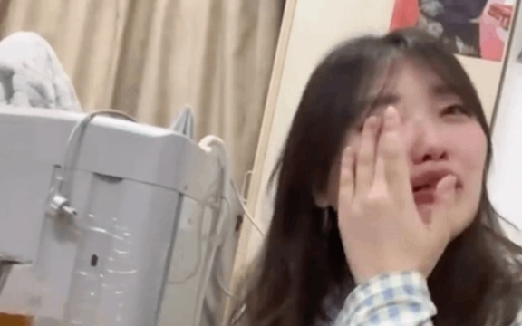 Gửi thêm 5 triệu nữa là có 3 tỷ “ăn Tết”, háo hức vượt 12.000km về đến nhà thì mẹ nói: “Con có gửi mẹ đồng nào đâu”