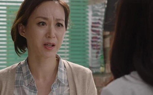 Mẹ chồng kẹt sỉ bỗng dưng cho 500 triệu, tôi suy sụp thấy đoạn video kinh hoàng bà giấu trong ngăn tủ