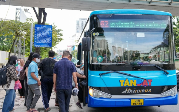 Người Hà Nội được miễn phí xe buýt, tàu điện dịp Tết Bính Ngọ