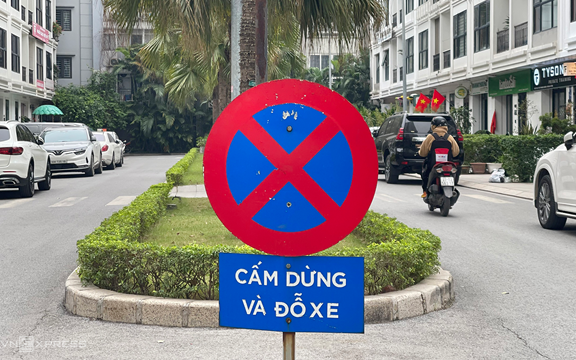 Đường trước nhà không được dừng đỗ, taxi đến đón có bị 