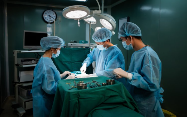 Bác sĩ bỏ đi uống rượu khiến sản phụ qua đời sau khi sinh con