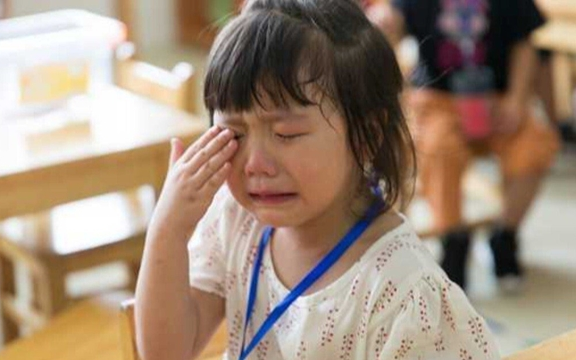 Bố họ Bao đặt tên cho con gái "độc nhất vô nhị", đứa trẻ gặp tình huống xấu hổ khi đi học