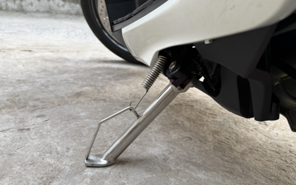 Người dân lưu ý: Không gạt chân chống xe máy có thể bị phạt đến 14 triệu đồng theo Nghị định 168