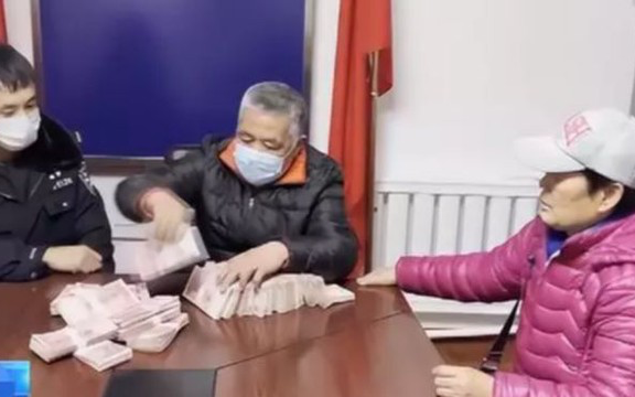 Cậu bé nhặt được bọc tiền 900 triệu đồng nhưng người mất khẳng định chỉ đánh rơi 75 triệu, cảnh sát triển khai biện pháp nghiệp vụ vào cuộc