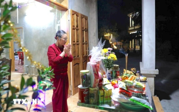 Cúng giao thừa ngoài trời hay trong nhà trước?