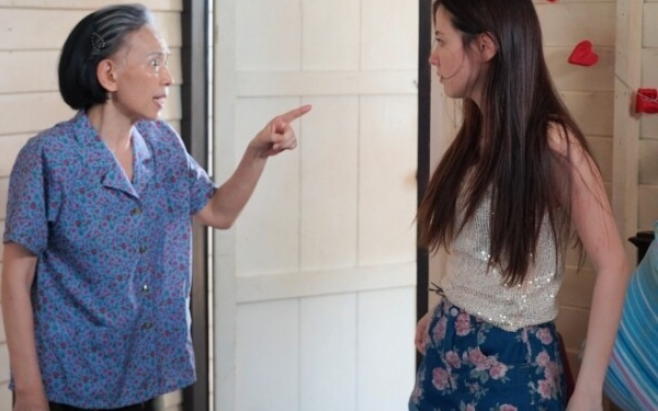 Chồng cũ cầm sổ đỏ xin tái hôn, tôi gật đầu nhưng vội đổi ý khi thấy một người trước cổng ủy ban