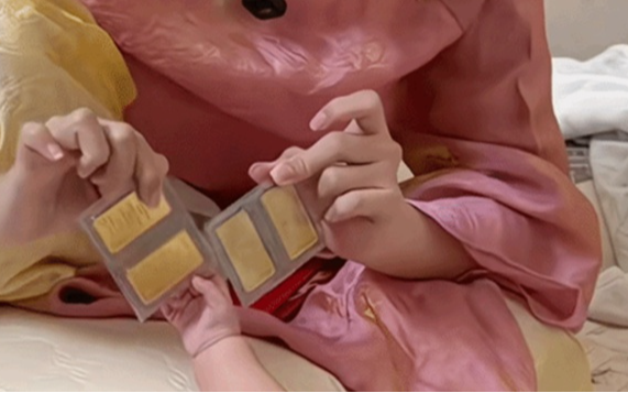 4 triệu người xem màn unbox lì xì 4 cây vàng: 716 triệu đồng vẫn gây tranh cãi!