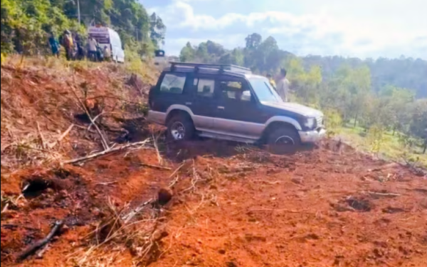 Ô tô va chạm xe máy, văng khỏi rào chắn khiến 3 người trong 1 gia đình tử vong