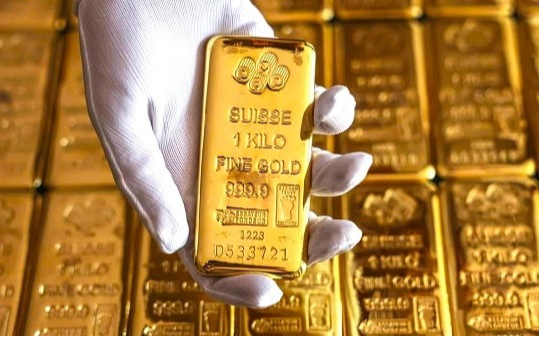 Giá vàng thế giới lại rơi khỏi mốc 5.000 USD/ounce