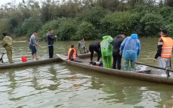 Chùm ảnh hiện trường vụ lật đò chở 7 người một gia đình ngày mùng 3 Tết: 4 nạn nhân chết và mất tích, bé 3 tuổi không qua khỏi