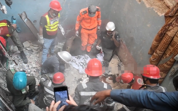 Kinh hoàng hiện trường vụ sập chung cư sau tiếng nổ lớn, 16 người tử vong