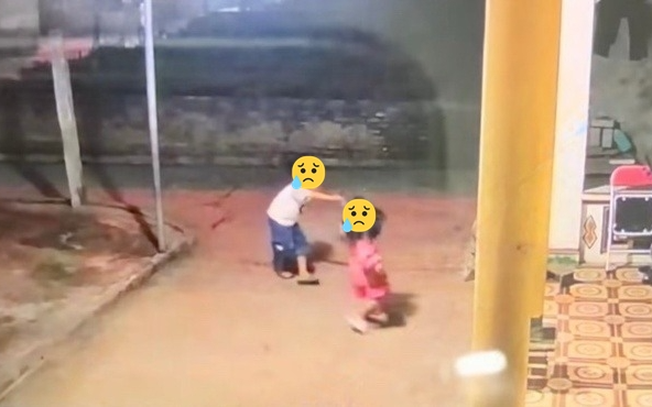 Bị pháo nhà hàng xóm bắn trúng, bé trai mù một bên mắt