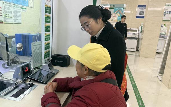 Cụ bà gửi tiết kiệm 350 triệu đồng, sau 10 năm không được lãi, lại chỉ còn 1/2 số tiền: Ngân hàng khẳng định chúng tôi trừ tiền phí dịch vụ