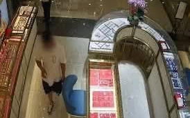 Phát hiện vị khách hơn 20 tuổi liên tục chi hơn 25 tỷ đồng mua vàng mà không cần hỏi giá, quản lý cửa hàng lập tức báo cảnh sát