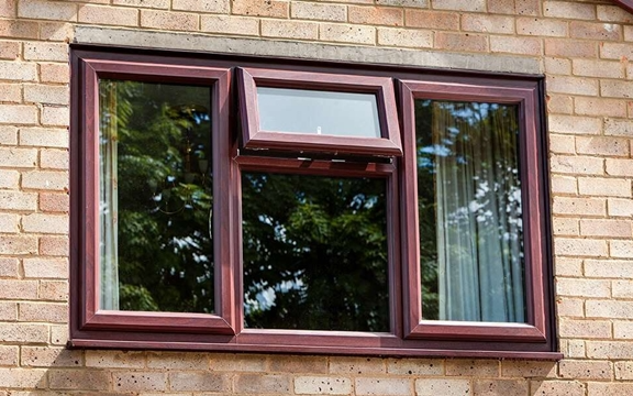 Hàng xóm trổ cửa sổ sang đất nhà tôi, có được xây tường bịt lại?