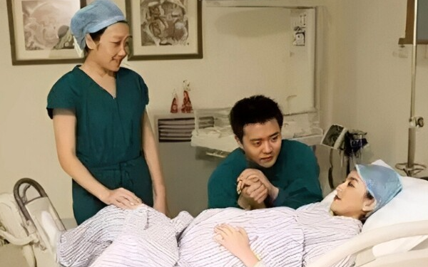 Đang rặn đẻ bị mẹ chồng lao vào phòng sinh mắng nhiếc, con trai xót vợ nói đúng 10 từ bà muối mặt bỏ đi