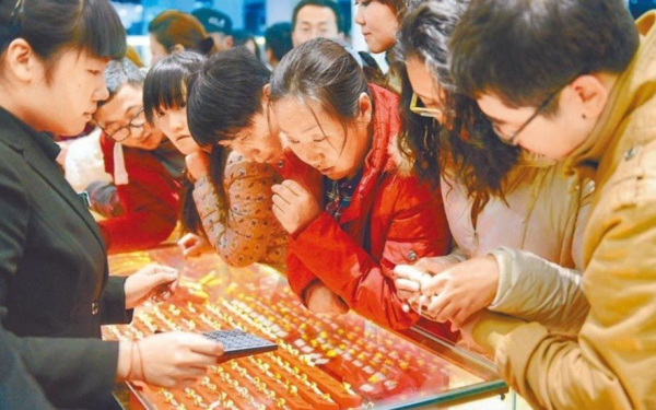 Giá vàng hôm nay mới nhất (23/2) tăng khủng khiếp: Người mua xếp hàng đông nghịt, nhà vàng cháy hàng