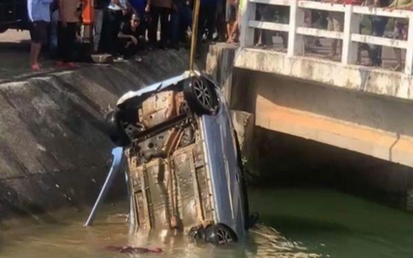 Phát hiện 2 thi thể cùng ô tô dưới kênh ở Gia Lai