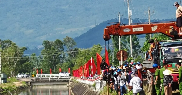 Phát hiện 2 thi thể cùng ô tô dưới kênh ở Gia Lai