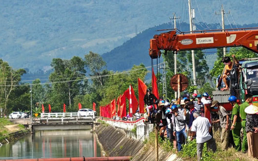 Phát hiện 2 thi thể cùng ô tô dưới kênh ở Gia Lai