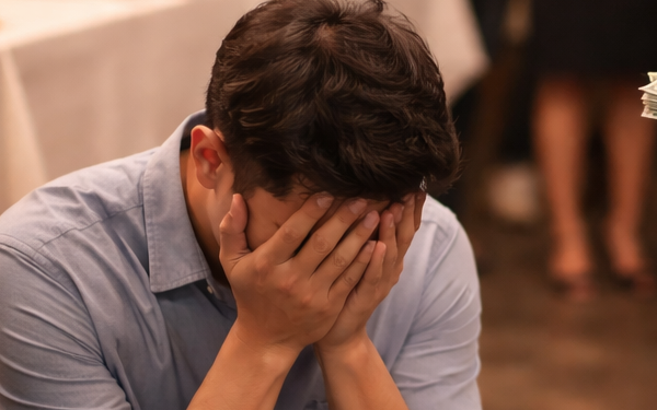 Gặp vợ cũ khi họp lớp, tôi ném 50 triệu sỉ nhục cô ấy nhưng một câu nói đã khiến tôi quỳ xuống khóc