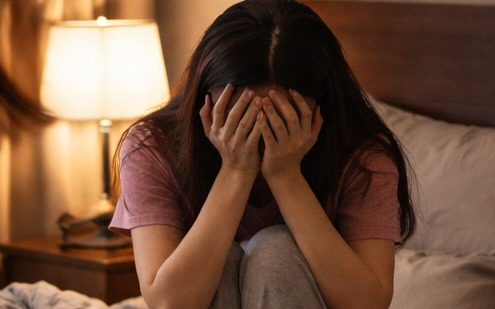 Vừa về đến nhà bỗng nghe tiếng hét từ phòng ngủ, tôi chạy vào rồi chứng kiến cảnh tượng đau lòng