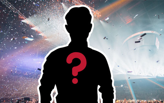 Bắt khẩn cấp nam ca sĩ kiêm “anh sếp showbiz” ngay đầu năm mới