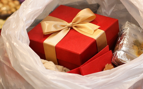 Sang chị chồng chúc Tết được gói cho túi đồ ăn thừa, tôi ghét chẳng buồn mở ra, hôm sau thấy thứ bên trong thì xấu hổ