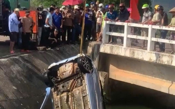 Tin mới vụ hai thi thể cùng ôtô dưới kênh ở Gia Lai
