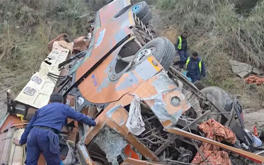 Xe buýt chở 44 người lao xuống bờ sông, 19 người tử vong